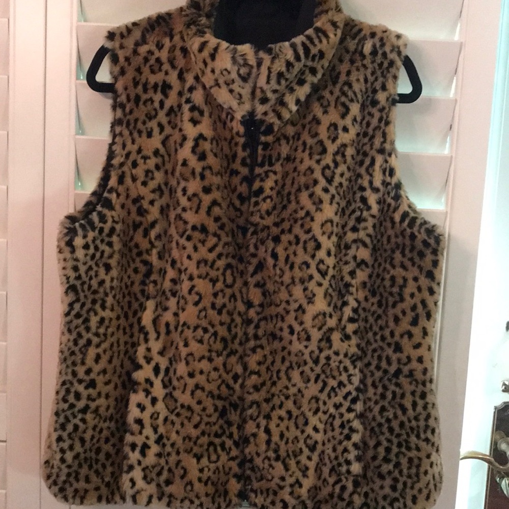 Women’s reversible sleeveless jacket vest.